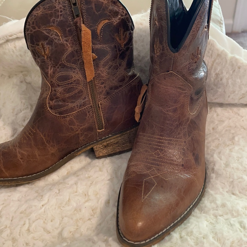 Gently worn Dingo Ladies Leather Cowgirl Boots Size 8M.